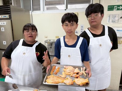 國立臺東專科學校附設高職部畜產保健科培養學子學習各項技能圖片